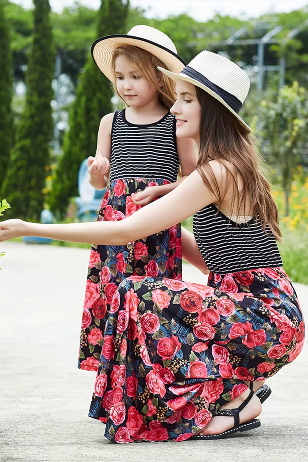 Gestreiftes, geblümtes, gespleißtes Kleid für Mädchen, Bademode für Mutter und Tochter