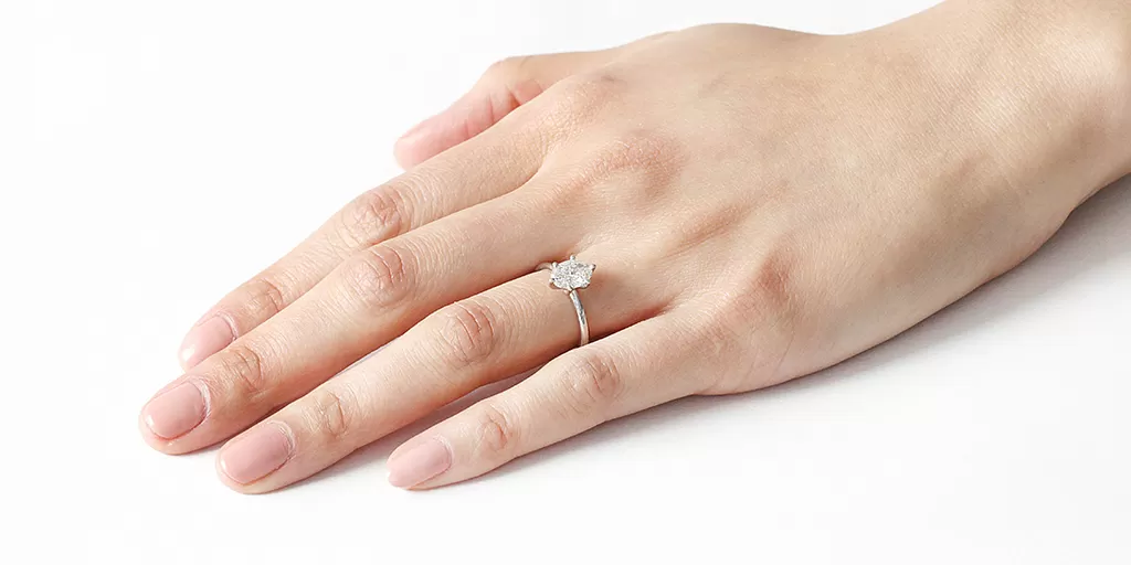 Lara / Oval White Diamond Ring