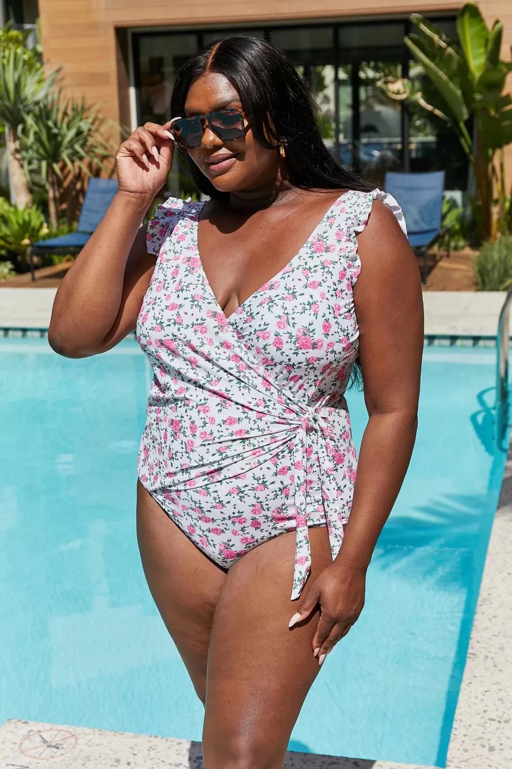 Marina West Swim Plus Size Float On Ruffle Faux Wrap Einteiler in Roses Off-White Mutter-Tochter-Bademode