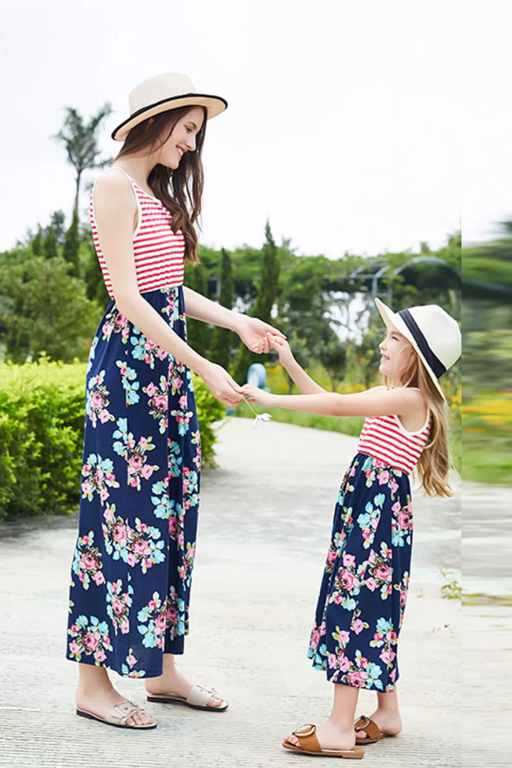 Mädchen gestreiftes, florales, ärmelloses Kleid, Mutter-Tochter-Badebekleidung