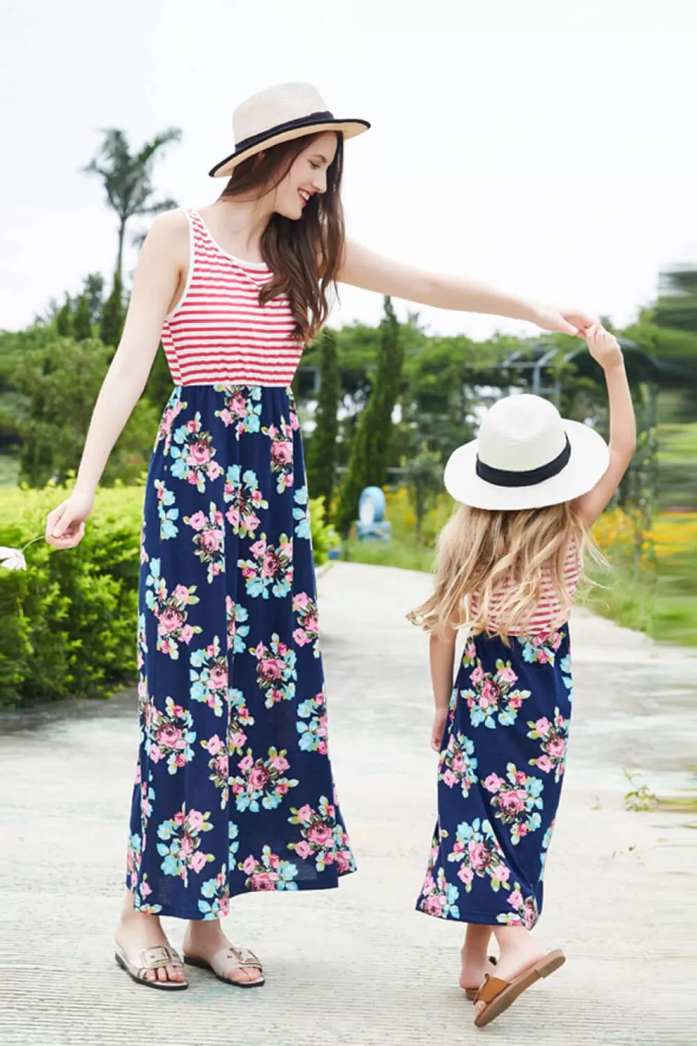 Mädchen gestreiftes, florales, ärmelloses Kleid, Mutter-Tochter-Badebekleidung