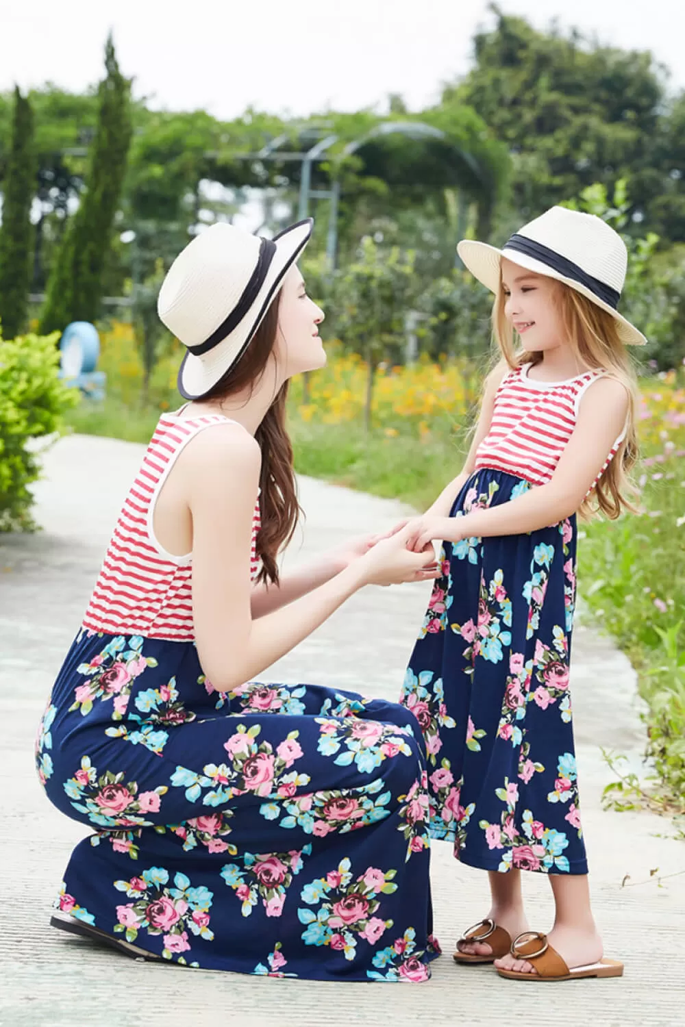 Mädchen gestreiftes, florales, ärmelloses Kleid, Mutter-Tochter-Badebekleidung