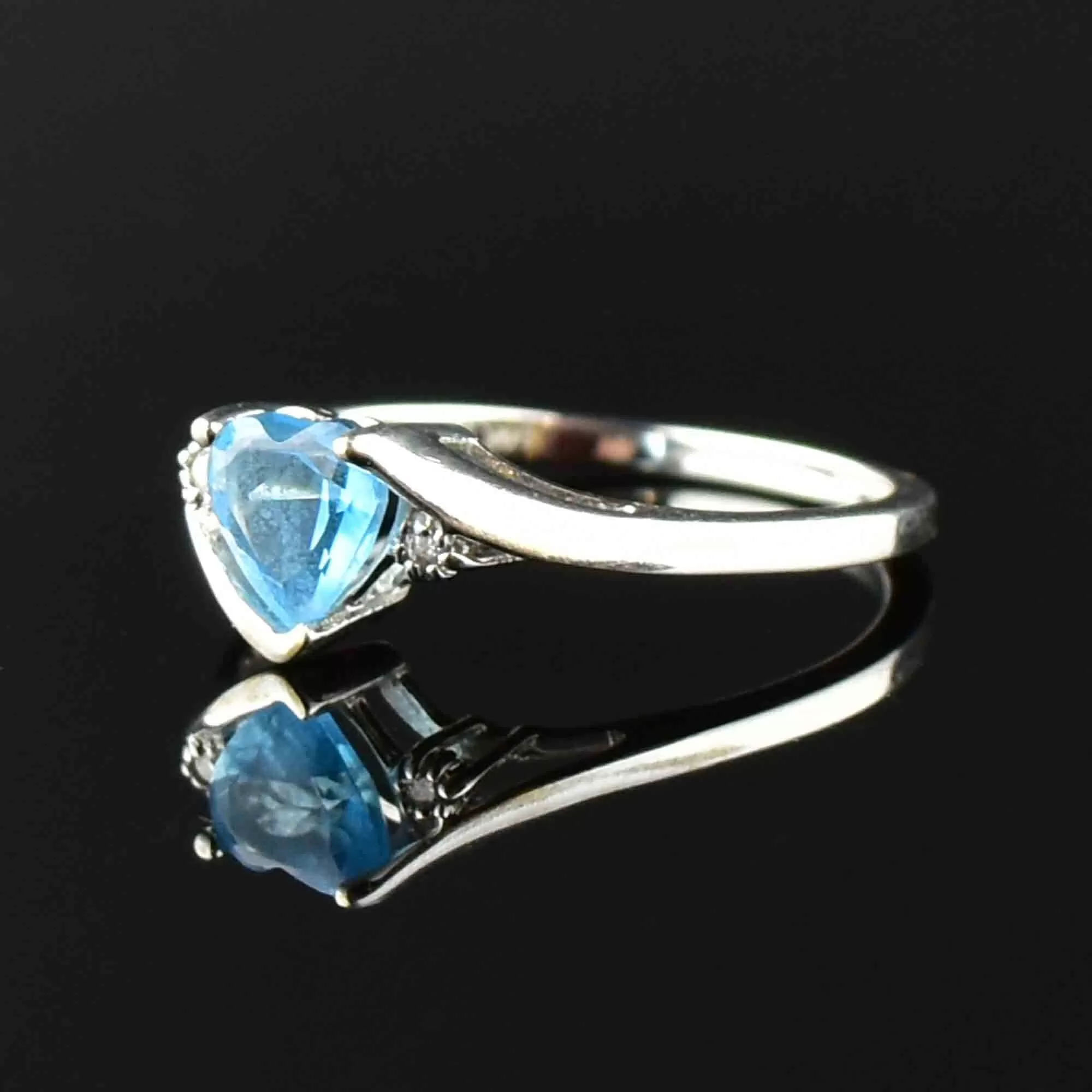 Vintage 14K White Gold Aquamarine Heart Ring